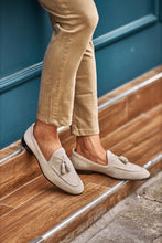 Load image into Gallery viewer, Oliver Special Designed Suede Leather Beige Tasseled Loafer
