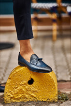 Load image into Gallery viewer, Oliver Special Designed Tasseled Detailed Navy Loafer
