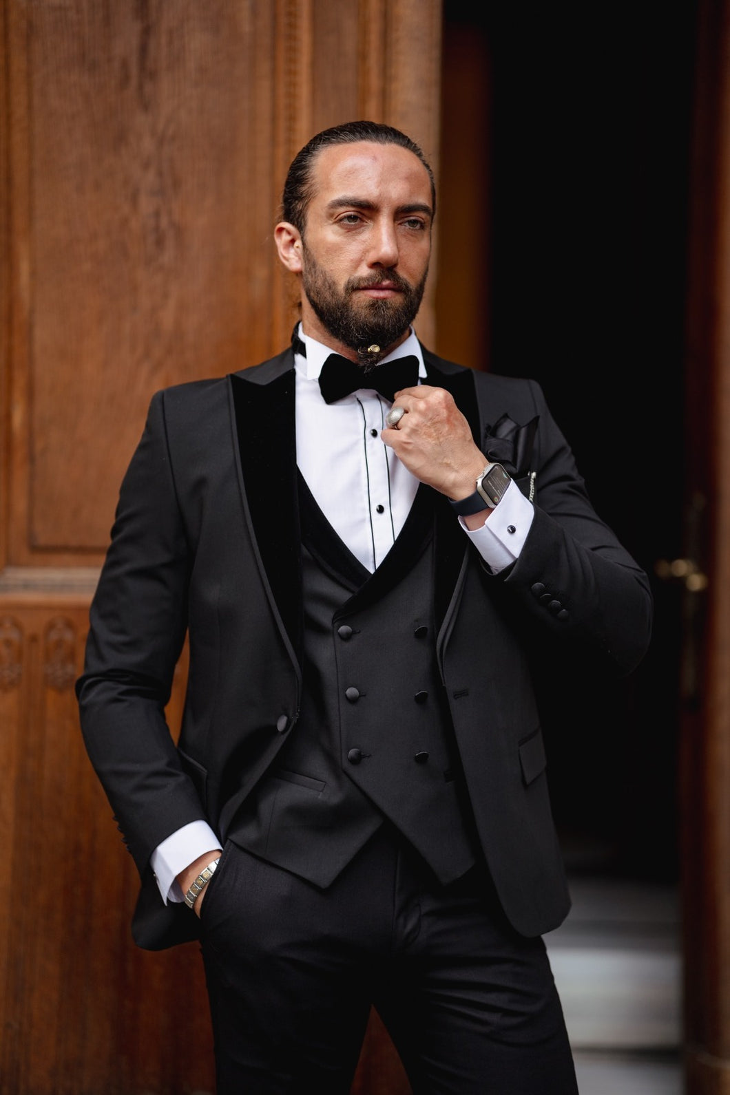 Myles Slim Fit Velvet Lapeled Black Tuxedo