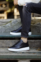 Load image into Gallery viewer, Abboud New Collection Straw Detailed Black Sneakers
