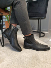 Load image into Gallery viewer, Mont Eva Sole Buckle Detailed Black Boots
