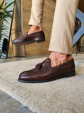 Load image into Gallery viewer, Peaky Sardinelli Tassel Detailed Brown Loafer
