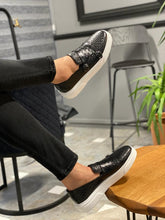 Load image into Gallery viewer, Mont Straw &amp; Ostrich Detailed Black Shoes
