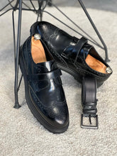 Load image into Gallery viewer, Trent Eva Sole Buckle Detailed Black Leather Shoes
