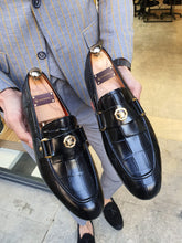 Load image into Gallery viewer, Evo Sardinelli Black Buckle Detailed Leather Shoes

